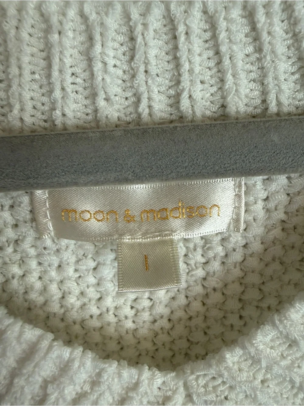 moon & madison White V‑Neck Short Sleeve Knit Sweater